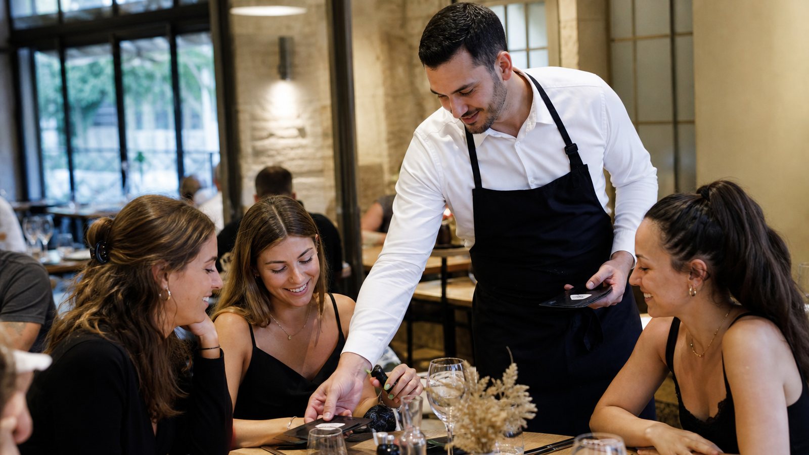 Équipe de salle et de cuisine d'un restaurant travaillant ensemble pendant le service